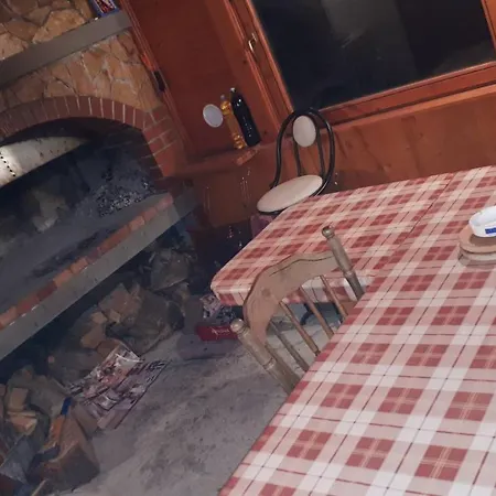 Kuca Za Odmor Vitica S Vanjskim Kaminom クープレス